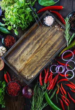 Taze sebze, baharatlar ve otlar rustik tarzı ahşap kutusunda. Ham organik sağlıklı gıda kavramı