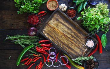 Taze sebze, baharatlar ve otlar rustik tarzı ahşap kutusunda. Ham organik sağlıklı gıda kavramı