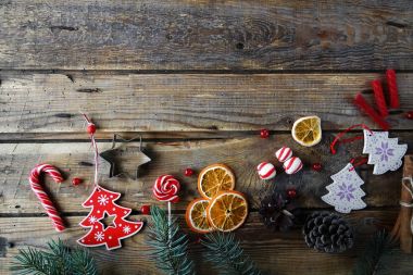 Noel düz ev dekorasyonu, Kuru portakal, tarçın, şeker, oyuncak rustik ahşap zemin üzerinde yatıyordu