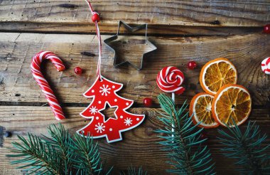Noel düz ev dekorasyonu, Kuru portakal, tarçın, şeker, oyuncak rustik ahşap zemin üzerinde yatıyordu
