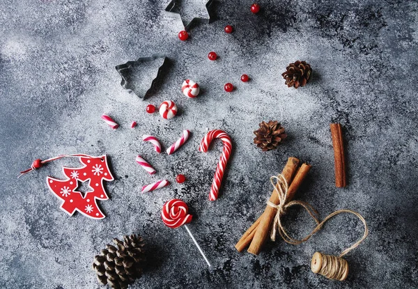 Karácsonyi lakás feküdt otthoni dekoráció, édes édességek, fahéj, kúpok, beton alapon — Stock Fotó