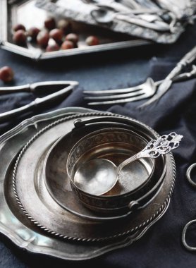 Vintage gümüş çatal bıçak takımı karanlık taş zemin üzerine. Eski mutfak eşyaları