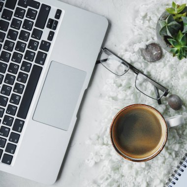 dizüstü bilgisayar, kahve kupa, defter ve beyaz arka plan üzerinde akıllı telefon