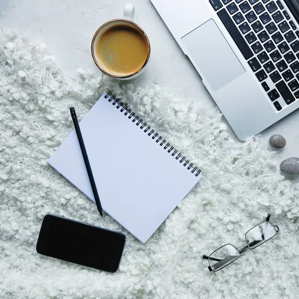 dizüstü bilgisayar, kahve kupa, defter ve beyaz arka plan üzerinde akıllı telefon