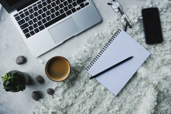 dizüstü bilgisayar, kahve kupa, defter ve beyaz arka plan üzerinde akıllı telefon