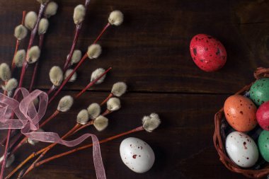 Bir sepet ve Kukum Paskalya yumurtaları