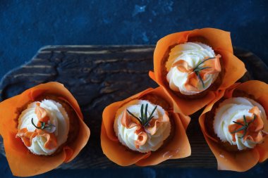 Paskalya havuç kek vanilyalı dondurma ve karamelli portakal ile