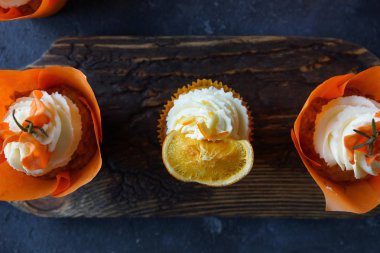 Paskalya havuç kek vanilyalı dondurma ve karamelli portakal ile