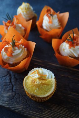 Paskalya havuç kek vanilyalı dondurma ve karamelli portakal ile