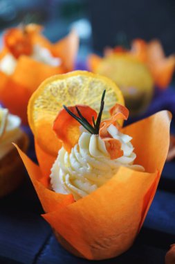 Paskalya havuç kek vanilyalı dondurma ve karamelli portakal ile