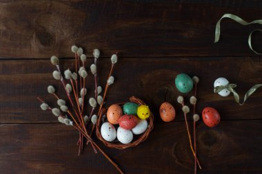 Bir sepet ve Kukum Paskalya yumurtaları