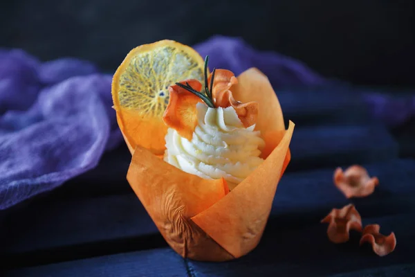Πάσχα cupcakes καρότου με βανίλια κρέμα και καραμέλα πορτοκάλια — Φωτογραφία Αρχείου
