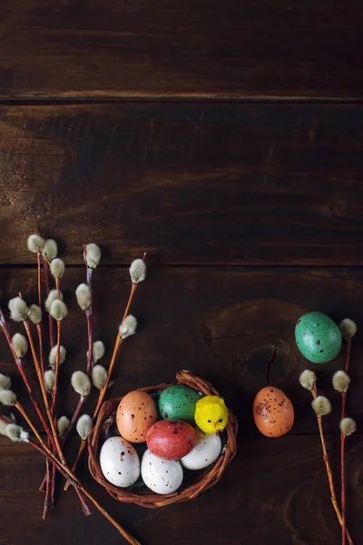 Bir sepet ve Kukum Paskalya yumurtaları