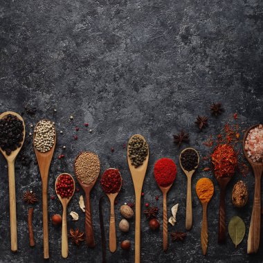 Tahta kaşıklar, otlar ve fındık çeşitli Hint baharat