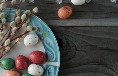 Renkli Paskalya yumurtaları ve Kukum, bahar tatil kavramı