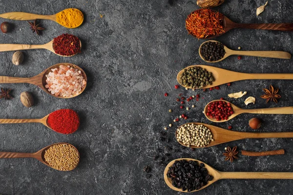 Tahta kaşıklar, otlar ve fındık çeşitli Hint baharat