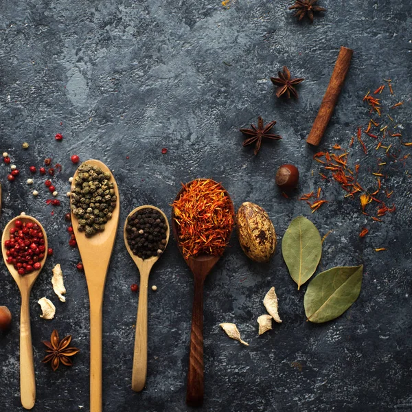Varias especias indias en cucharas de madera, hierbas y frutos secos — Foto de Stock