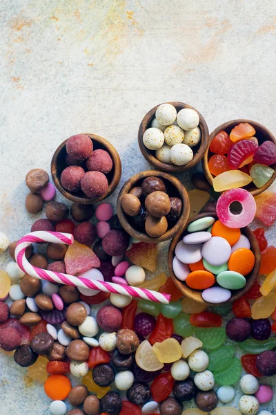 Colorido brillante surtido dulces y dulces para niños fiesta en mesa blanca —  Fotos de Stock