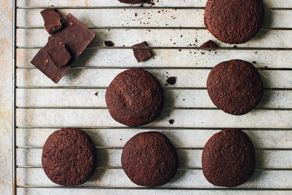 Χειροποίητα νόστιμα μπισκότα σοκολάτας με μαύρη σοκολάτα — Φωτογραφία Αρχείου