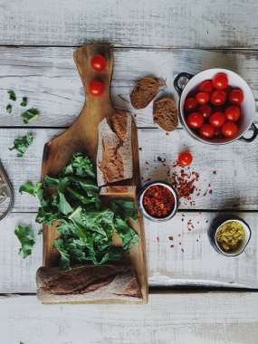 Salata, İtalyan makarnası ya da pizza, kiraz domatesleri, peynir, baharatlar ve otlar için kırsal ahşap masa, üst görünüm