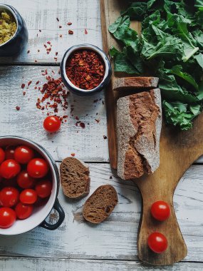 Salata, İtalyan makarnası ya da pizza, kiraz domatesleri, peynir, baharatlar ve otlar için kırsal ahşap masa, üst görünüm