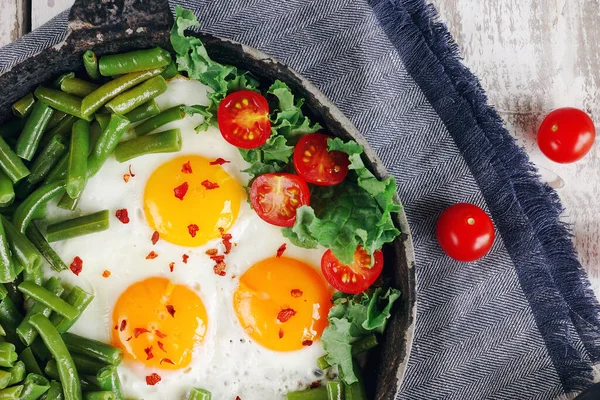 Pan Färska Stekta Ägg Med Tomater Gröna Bönor Bröd Kryddor — Stockfoto