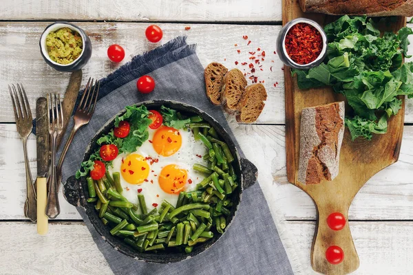 Pan Färska Stekta Ägg Med Tomater Gröna Bönor Bröd Kryddor — Stockfoto