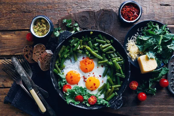 Pan Färska Stekta Ägg Med Tomater Gröna Bönor Bröd Kryddor — Stockfoto