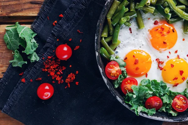 Pan Färska Stekta Ägg Med Tomater Gröna Bönor Bröd Kryddor — Stockfoto