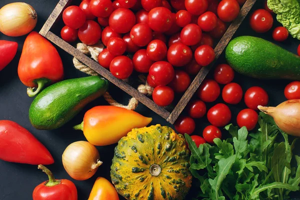 Mischung Aus Rohen Frischen Kirschtomaten Avocado Paprika Zwiebeln Und Kräutern — Stockfoto