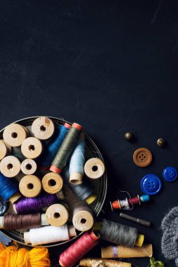 Koyu renkli iplikler, ev hobisi ve karantina konsepti, üst görünüm, metin için alan