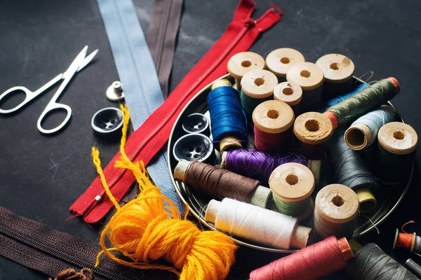 Accesorios Kit Costura Para Artesanía Costura Mesa Piedra Oscura Hilos — Foto de Stock