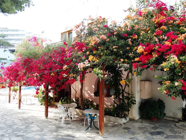 Luxe hotelgebouw balkon en terras santorini Griekenland — Stockfoto