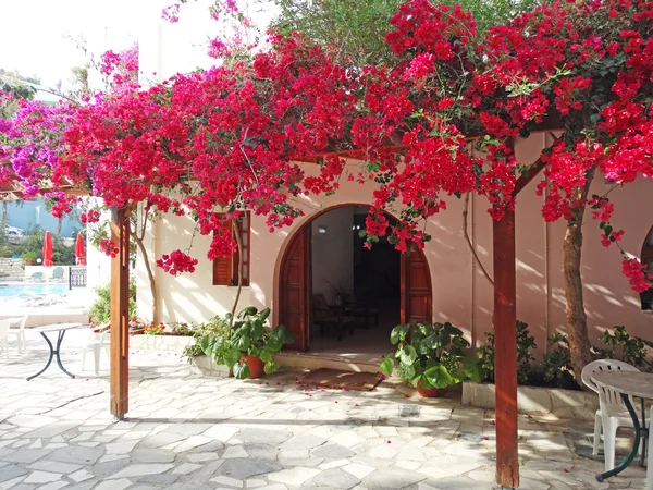 Luksusowy hotel budynku balkon i taras santorini Grecja — Zdjęcie stockowe