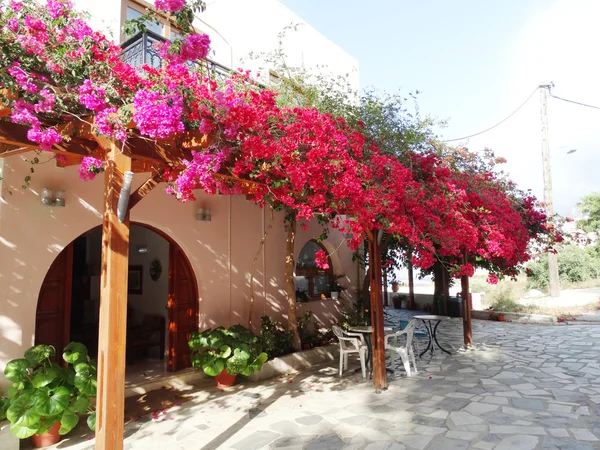 Luxe hotelgebouw balkon en terras santorini Griekenland — Stockfoto