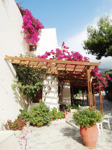 Luksusowy hotel budynku balkon i taras santorini Grecja — Zdjęcie stockowe