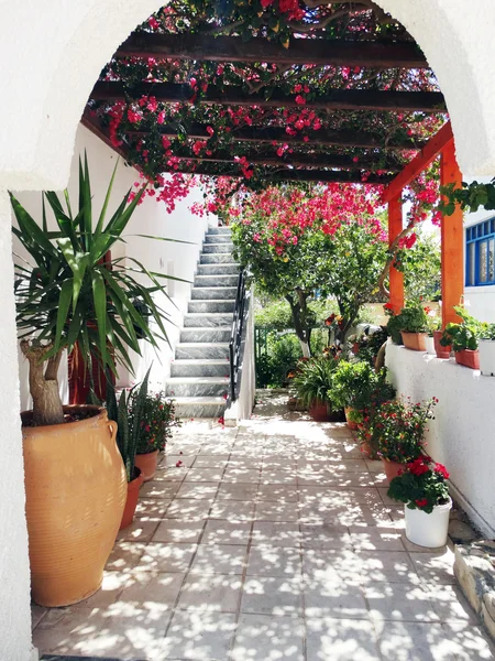 Luksusowy hotel budynku balkon i taras santorini Grecja — Zdjęcie stockowe