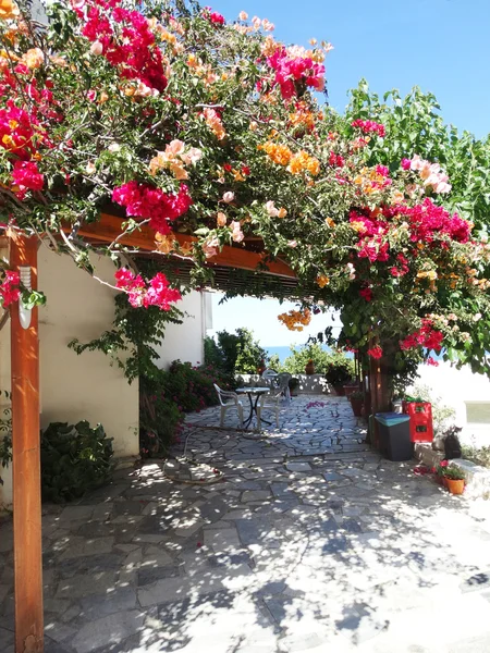 Hotel di lusso edificio balcone e terrazza santorini Grecia — Foto Stock