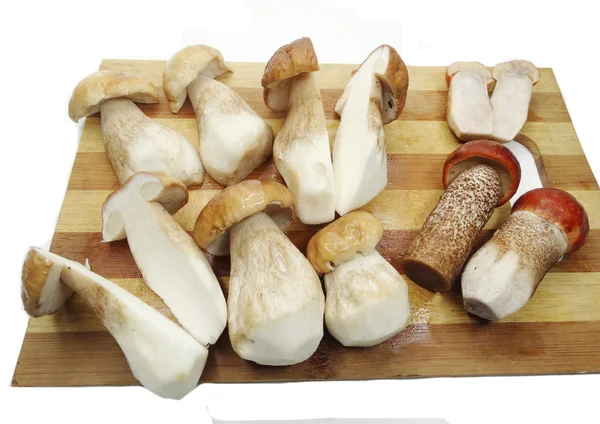 Свіжі гриби на обробній дошці — стокове фото