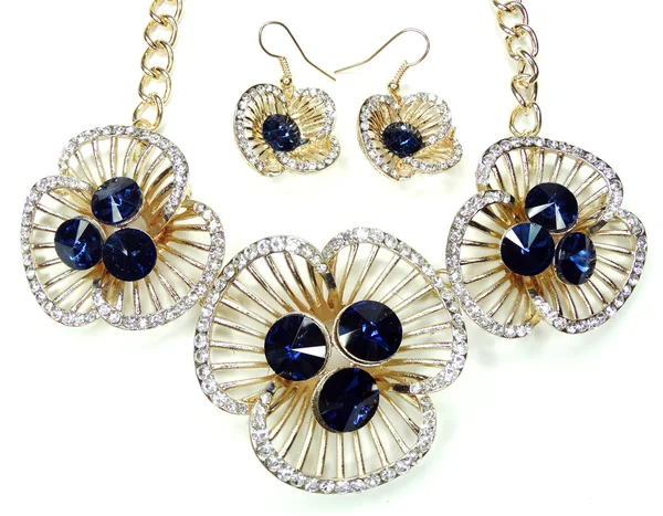 Ожерелье с яркими кристаллами ювелирные изделия и серьги — стоковое фото