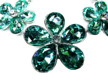 parlak kristal takı ve küpe kolye