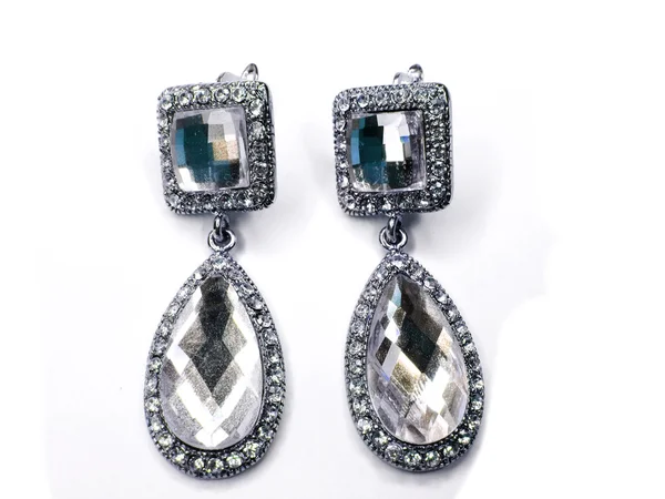 Oorbellen met heldere kristallen sieraden — Stockfoto