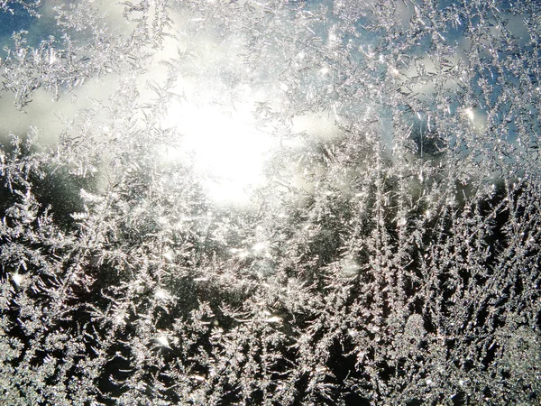 Sněhové vločky na sklo jako zimní textury pozadí — Stock fotografie