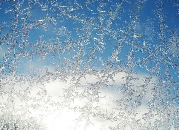 Снежинки на стекле как фон зимней текстуры — стоковое фото