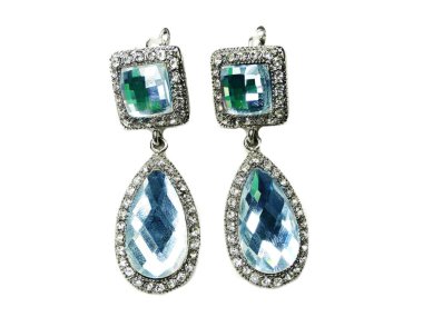 takı küpe ile parlak kristalleri 