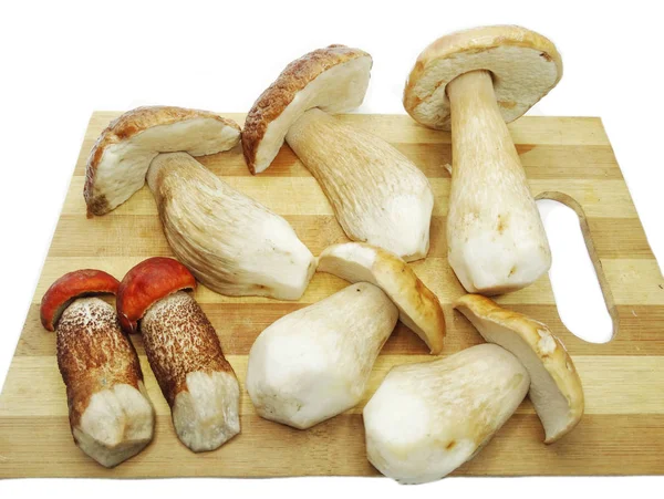 Funghi freschi sul tagliere — Foto Stock