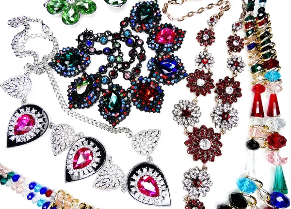 Ювелирные изделия ожерелье с яркими кристаллами моды фон — стоковое фото
