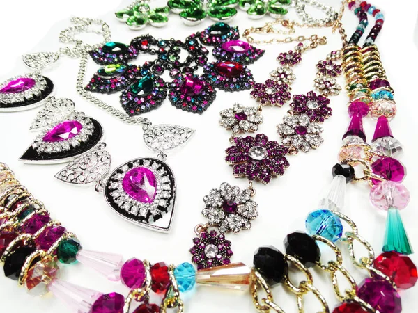 Collar de joyas con cristales brillantes fondo de moda —  Fotos de Stock