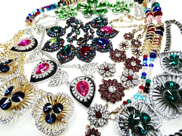Colar de jóias com cristais brilhantes fundo de moda — Fotografia de Stock