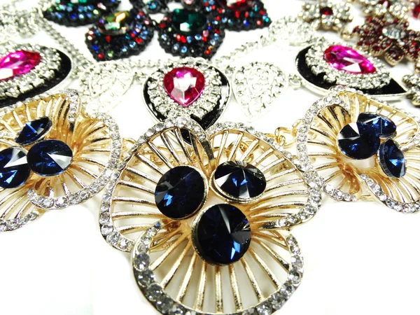 Šperky náhrdelník s jasným krystaly módní pozadím — Stock fotografie